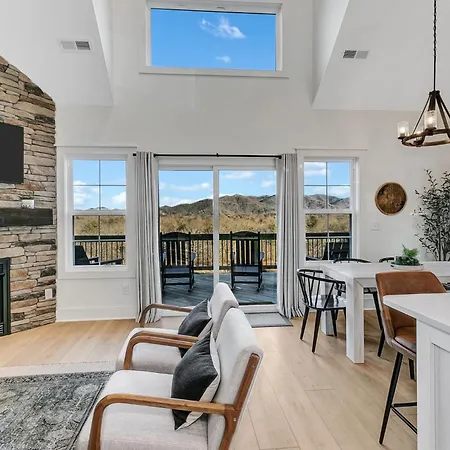Black Mountain Getaway With Stunning Views